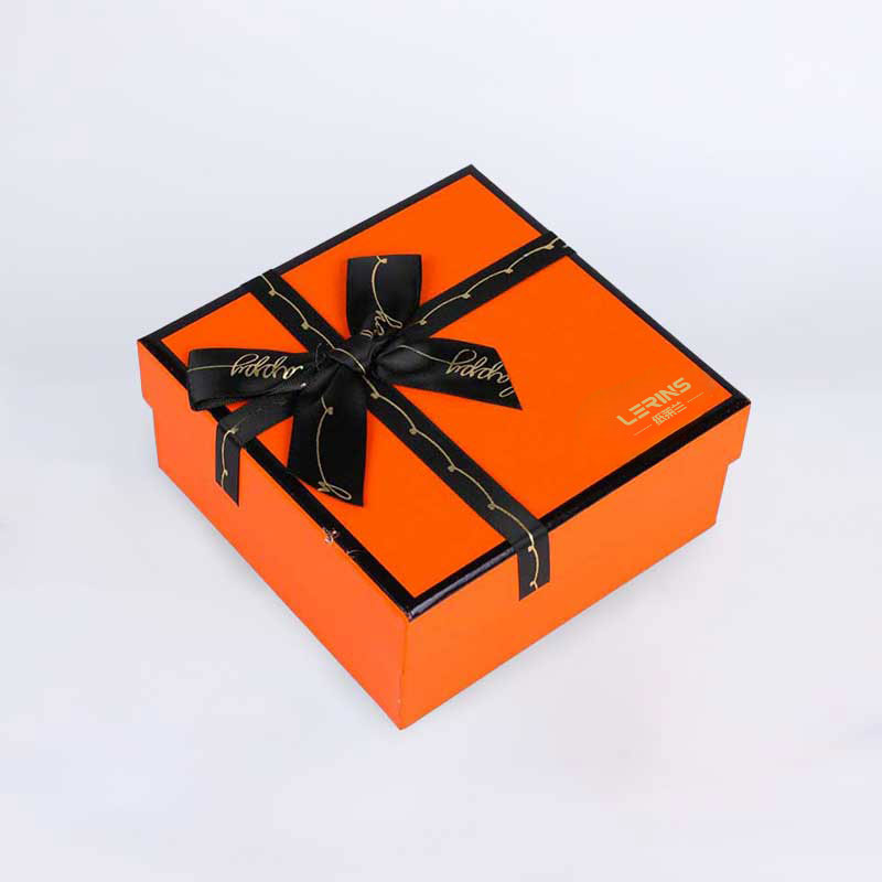 Oranžová box zabalená krabice